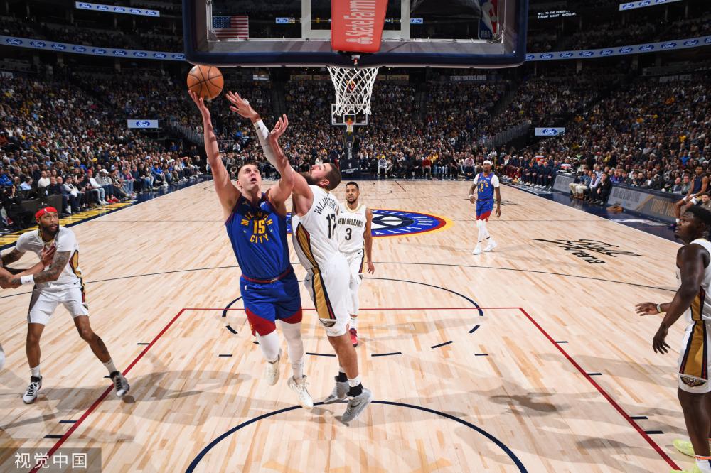 他的一举一 他的一举一